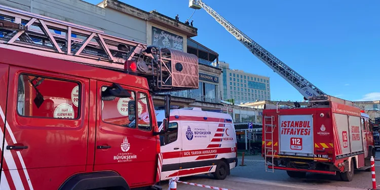 Pendik’te AVM’nin restoranında çıkan yangın söndürüldü