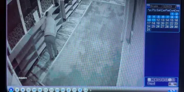Camiden ayakkabı hırsızlığı kamerada