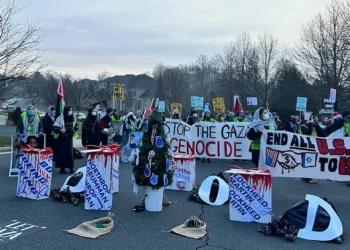 Bakanın evinin önünde İsrail protestosu