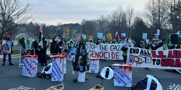 Bakanın evinin önünde İsrail protestosu