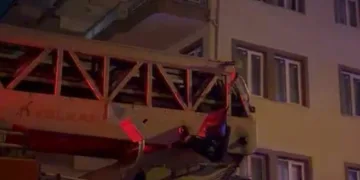 Kombi alev aldı: 3 kişi kurtarıldı