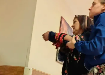 Bursa’da odun keserken eşinin kolunu kesti