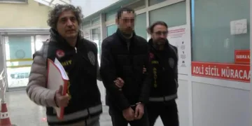 Abisine kızıp 35 aracın camını kırdı