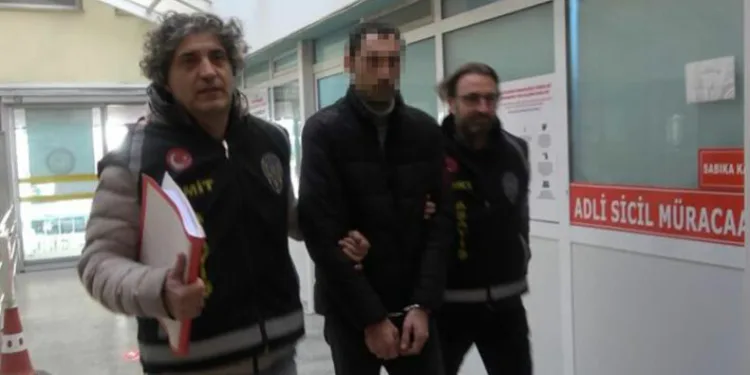 Abisine kızıp 35 aracın camını kırdı