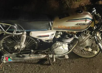Motosiklet kamyonete çarptı: 1 ağır yaralı