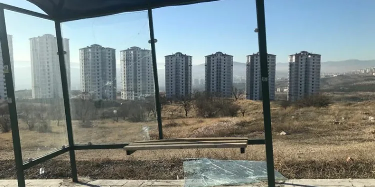 Elazığ’da şehir magandaları durak camlarını kırdı