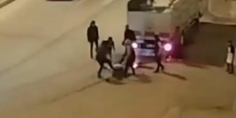 Aralarına aldıkları adamı öldüresiye dövdüler
