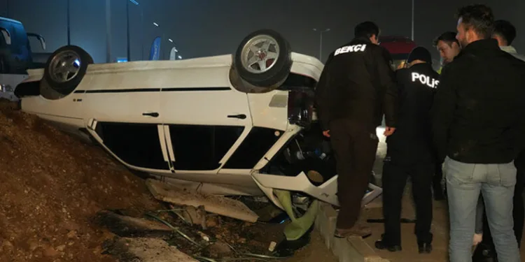 Çarpışan iki otomobil takla attı