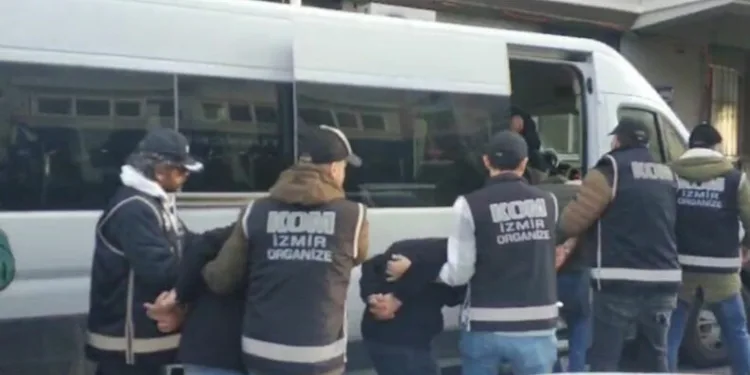 İzmir’de bir suç örgütü daha çökertildi