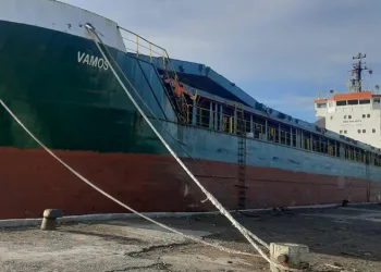 Kastamonu’da karaya oturan gemi kurtarıldı