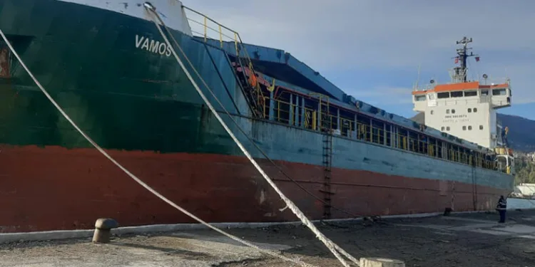Kastamonu’da karaya oturan gemi kurtarıldı