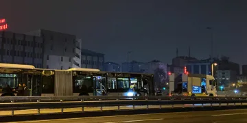 Metrobüs reklam panosuna çarptı: 1 yaralı