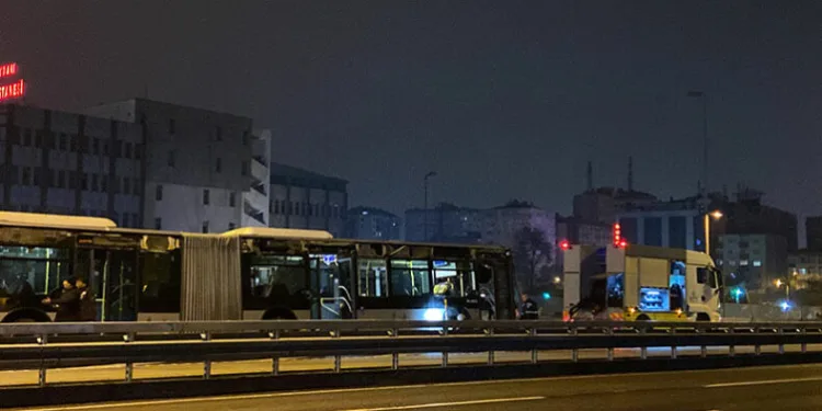 Metrobüs reklam panosuna çarptı: 1 yaralı