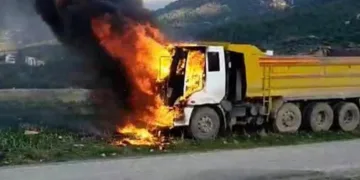 Osmaniye’de seyir halindeki hafriyat kamyonu yandı