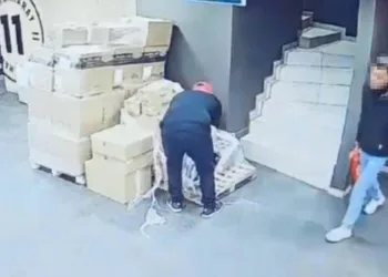 Müşteri gibi gelip yangın tüpünü çaldı