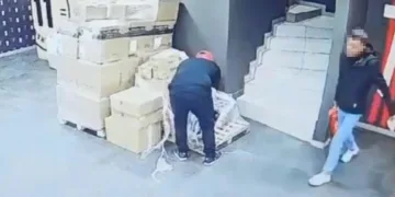 Müşteri gibi gelip yangın tüpünü çaldı