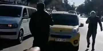 Yolcu taşıyan aracın önünü kesen taksiciler gözaltına alındı