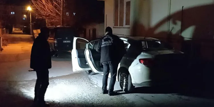 Park halindeki aracın camını kaldırım taşıyla kırdılar
