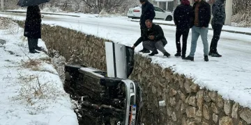 Hakkari’de kayan araç dereye düştü