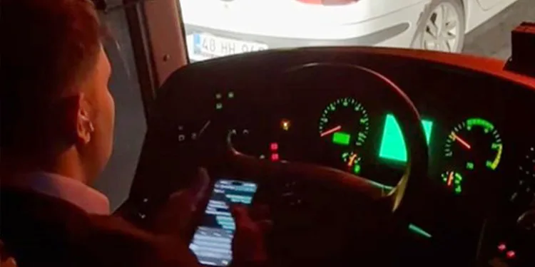 Seyir halinde cep telefonu ile mesajlaşan şoföre para cezası