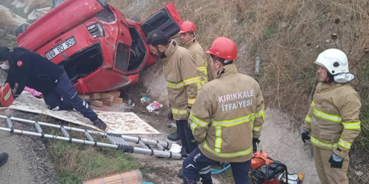 Otomobil takla attı: Baba oğul ağır yaralandı
