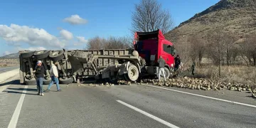 Pancar yüklü tır devrildi, karayolu 1 saat ulaşıma kapandı