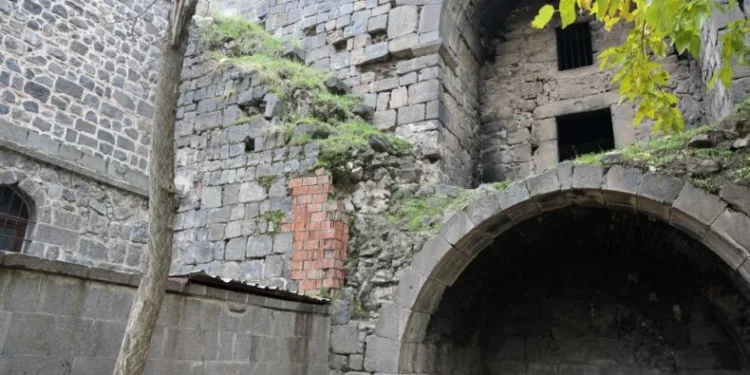 UNESCO mirasındaki 5 bin yıllık surlarda 41 yıllık tuğla yaması