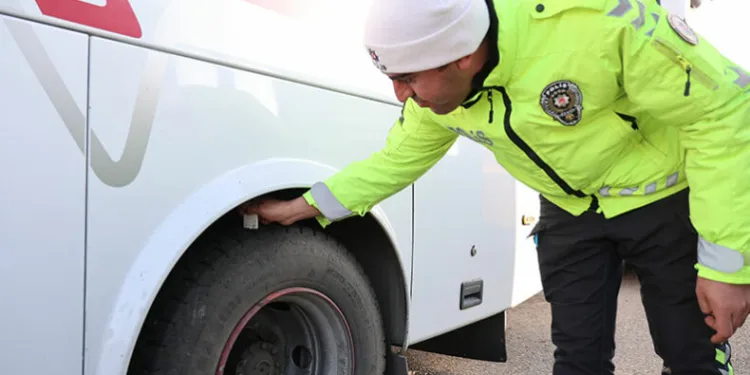 Elazığ’da kış lastiği denetimleri sürüyor
