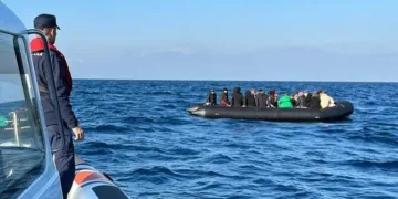Ölüme terk edilen 32 kaçak göçmen kurtarıldı