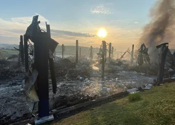 Lojistik deposunda 26 saattir soğutma çalışması yapılıyor
