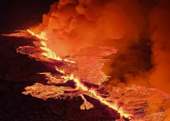 İzlanda’da yanardağ patladı