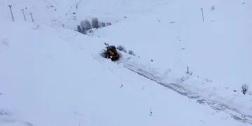 Hakkari’de 32 yerleşim yerinin yolu ulaşıma kapandı