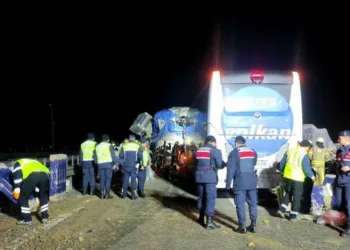 Yolcu otobüsü ile tır çarpıştı: 1 ölü, 31 yaralı