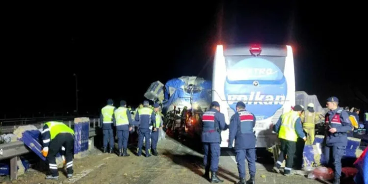 Yolcu otobüsü ile tır çarpıştı: 1 ölü, 31 yaralı