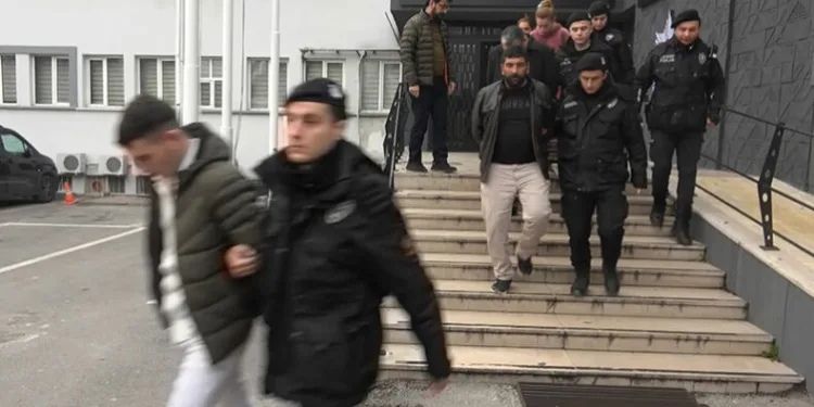 Hırsız çetesi aileden 10’u tutuklandı, 3’ü serbest bırakıldı