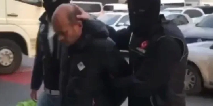 Kırmızı bültenle aranan 2 kişi İstanbul’da yakalandı