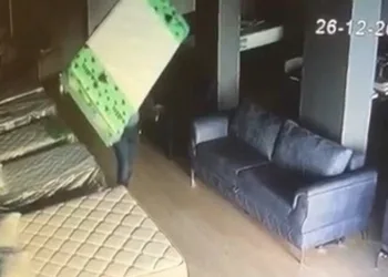 Bursa’da hırsız mobilya dükkanından yatak çaldı
