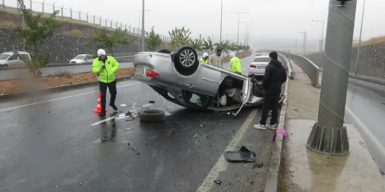 Kayganlaşan yol kaza getirdi