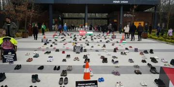 Filistinli kadın ve çocuklar için ayakkabılarını bıraktılar