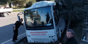 Lastiği patlayan midibüs refüje çıktı: 1 yaralı