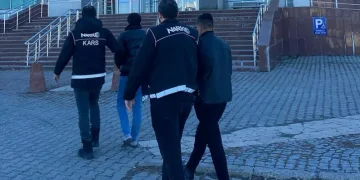 Kars’ta uyuşturucuyu vites kutusuna sakladılar