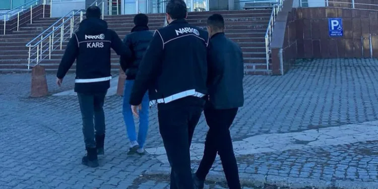 Kars’ta uyuşturucuyu vites kutusuna sakladılar