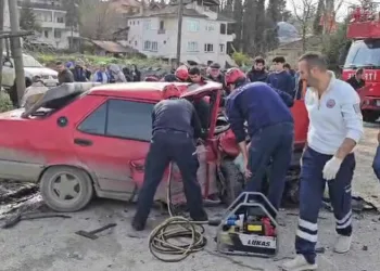 İki otomobil kafa kafaya çarpıştı: 3 yaralı