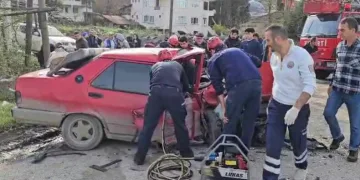 İki otomobil kafa kafaya çarpıştı: 3 yaralı