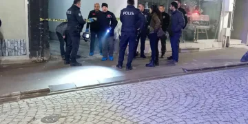 Tüfekle oynarken arkadaşını vurdu