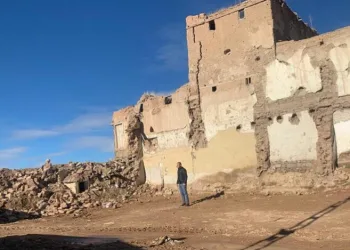Depremde ağır hasar alan 2 ev kendiliğinden yıkıldı