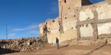 Depremde ağır hasar alan 2 ev kendiliğinden yıkıldı