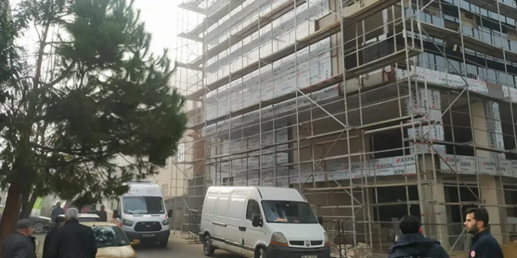 İnşaattan düşen işçi ağır yaralandı