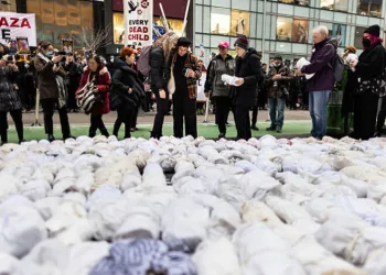 New York’ta bebek maketleriyle yürüyüş