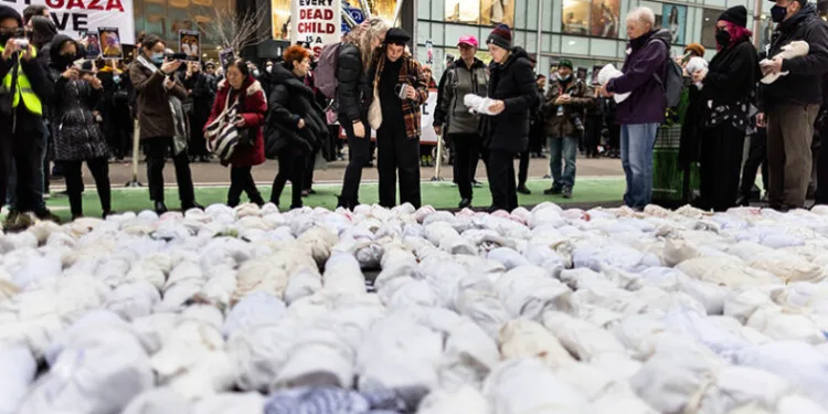New York’ta bebek maketleriyle yürüyüş
